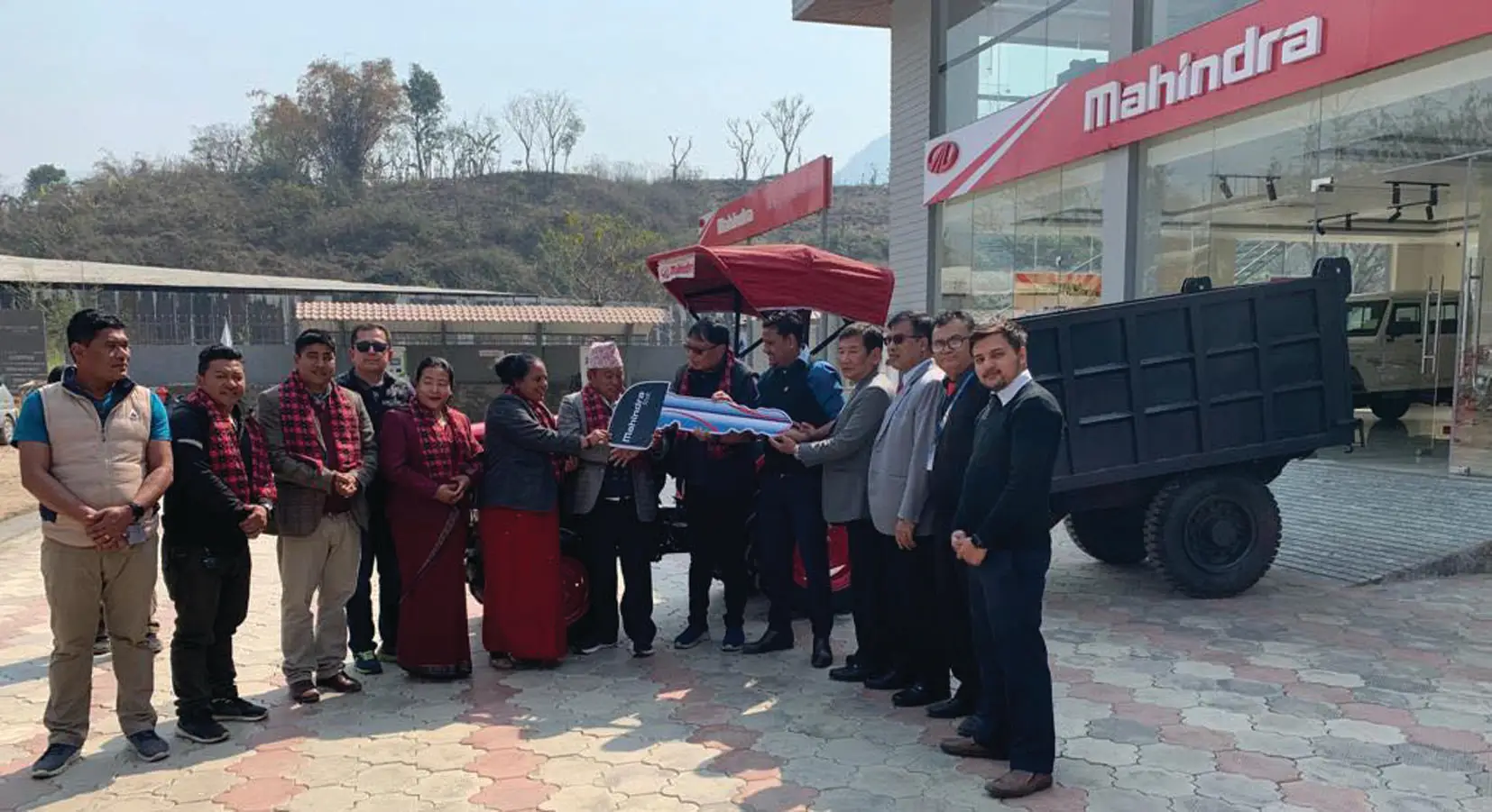 मनकामना दर्शनद्वारा फोहोर व्यवस्थापनको लागि गाउँपालिकालाई ट्र्याक्टर र ट्रेलर हस्तान्तरण